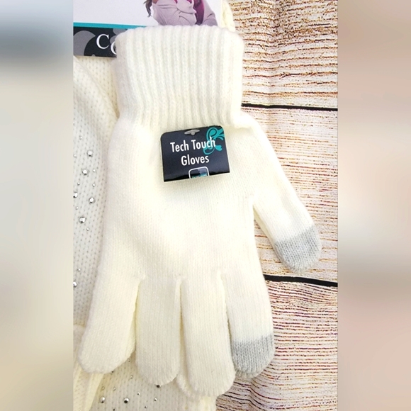 Ladies Hat, Scarf, and Glove Set. - Picture 2 of 5